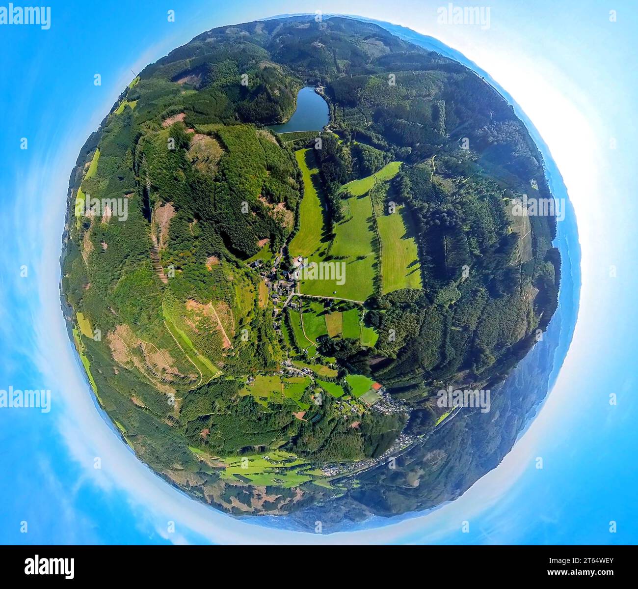 Vista aerea, distretto forestale Glinge, Glingebachtalsperre, globo terrestre, immagine fisheye, immagine a 360 gradi, piccolo mondo, Rönkhausen, Finnentrop, Sauer Foto Stock