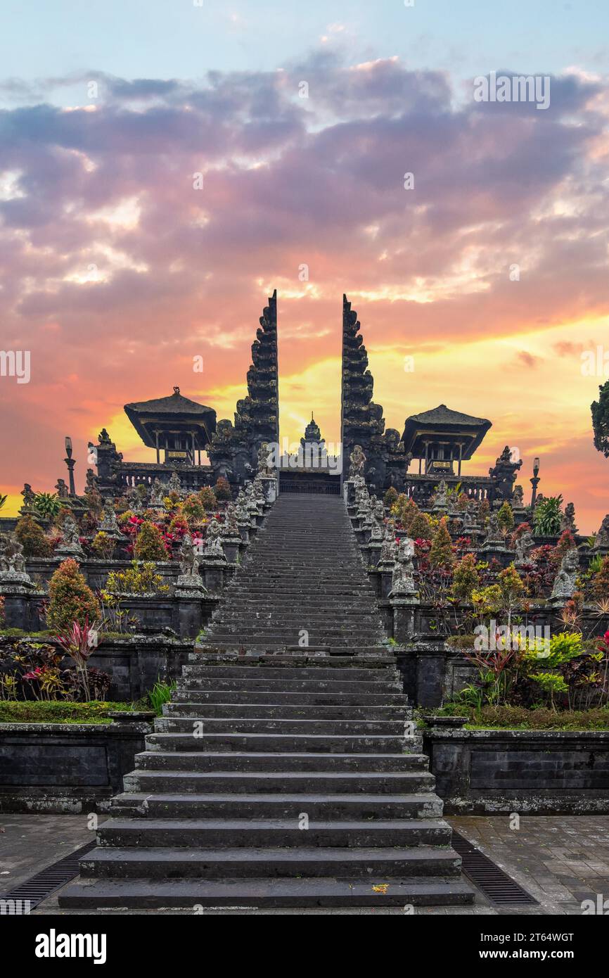 Il tempio di Besakih sul vulcano Agung. Il tempio più sacro e importante della fede indù a Bali è anche conosciuto come il Tempio madre. Un grande Foto Stock