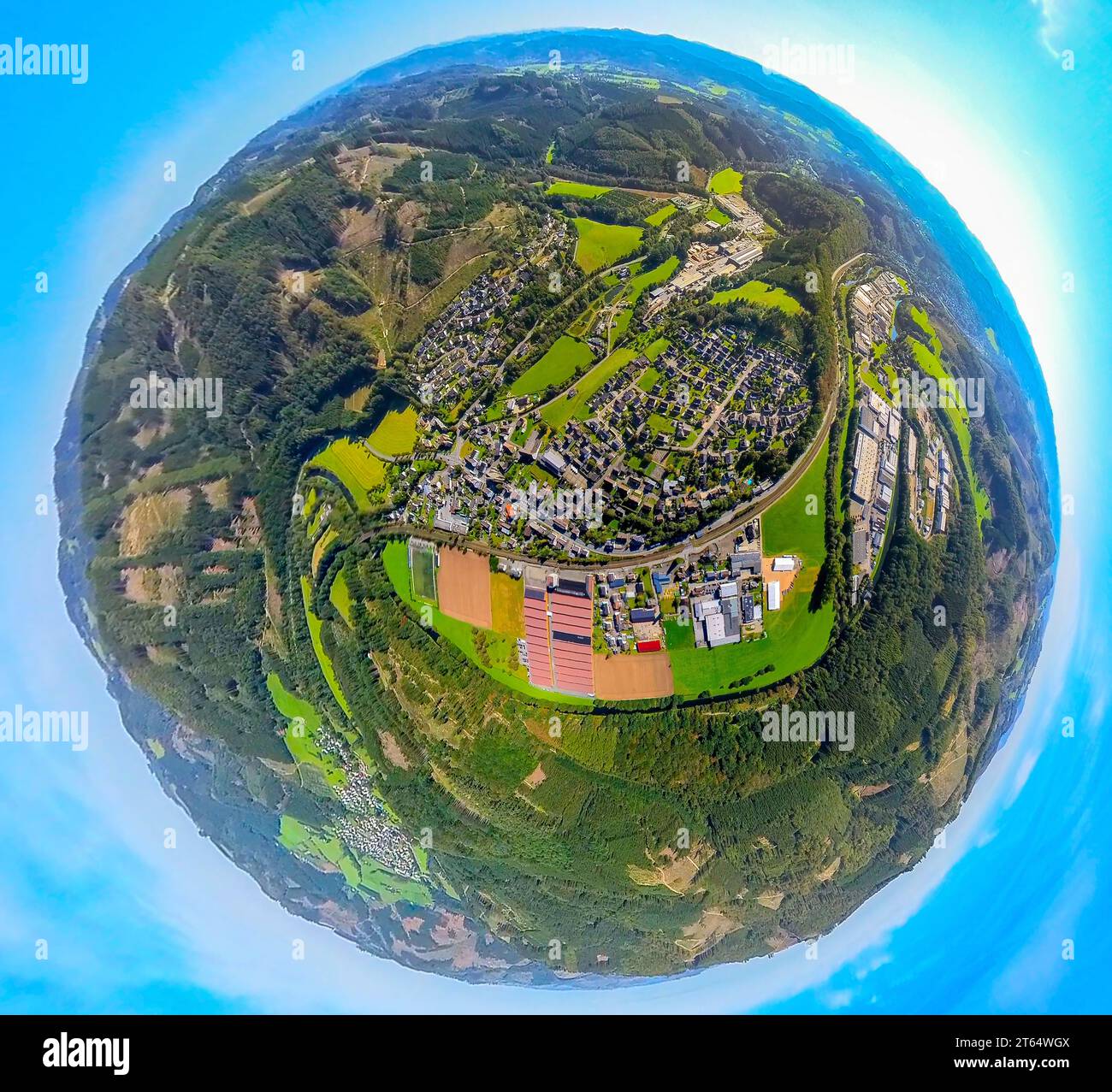 Vista aerea, vista di Lenhausen, globo terrestre, immagine fisheye, immagine a 360 gradi, Tiny World, Lenhausen, Finnentrop, Sauerland, Renania settentrionale-Vestfalia, GE Foto Stock