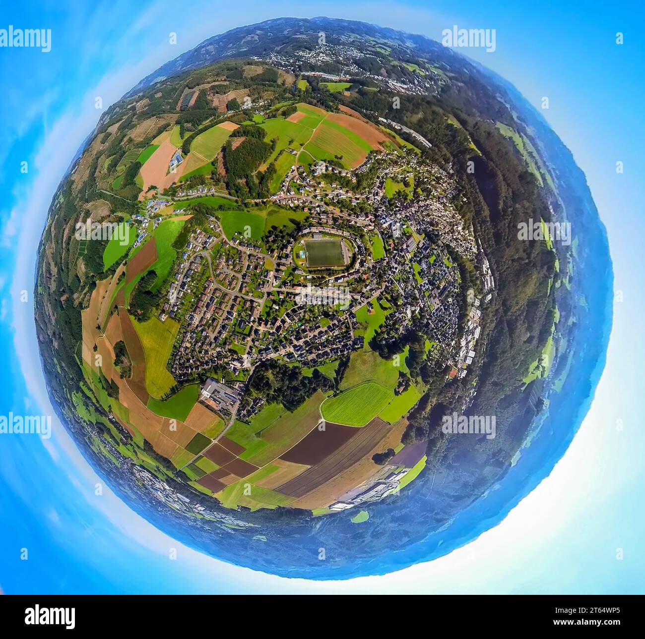 Vista aerea, vista del quartiere di Heggen con stadio, globo terrestre, immagine fisheye, immagine a 360 gradi, mondo minuscolo, Heggen, Finnentrop, Sauerland, North Rhin Foto Stock