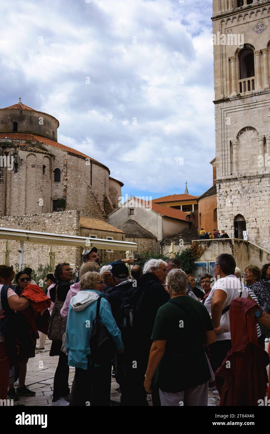 Gruppo di turisti all'esterno della Chiesa di S.. Donatus (Crkva sv. Donata) nel centro storico di Zara, Croazia. 21 settembre 2023. Foto Stock