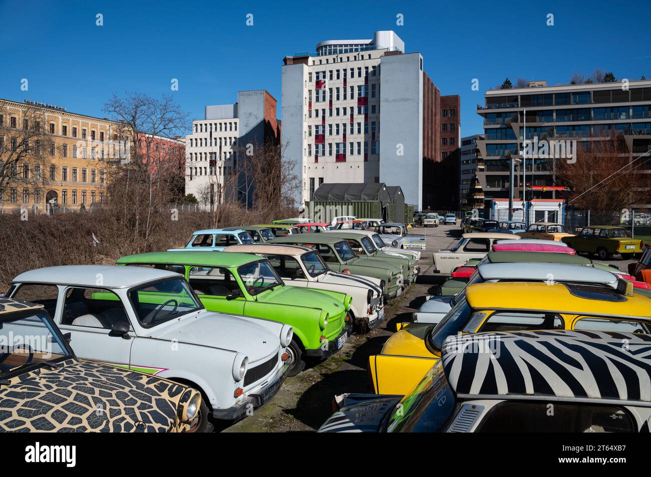 16.03.2023, Berlino, Germania, Europa - le colorate auto Trabant d'epoca sono parcheggiate in un parcheggio del Trabi World nel quartiere Mitte di Berlino. Foto Stock