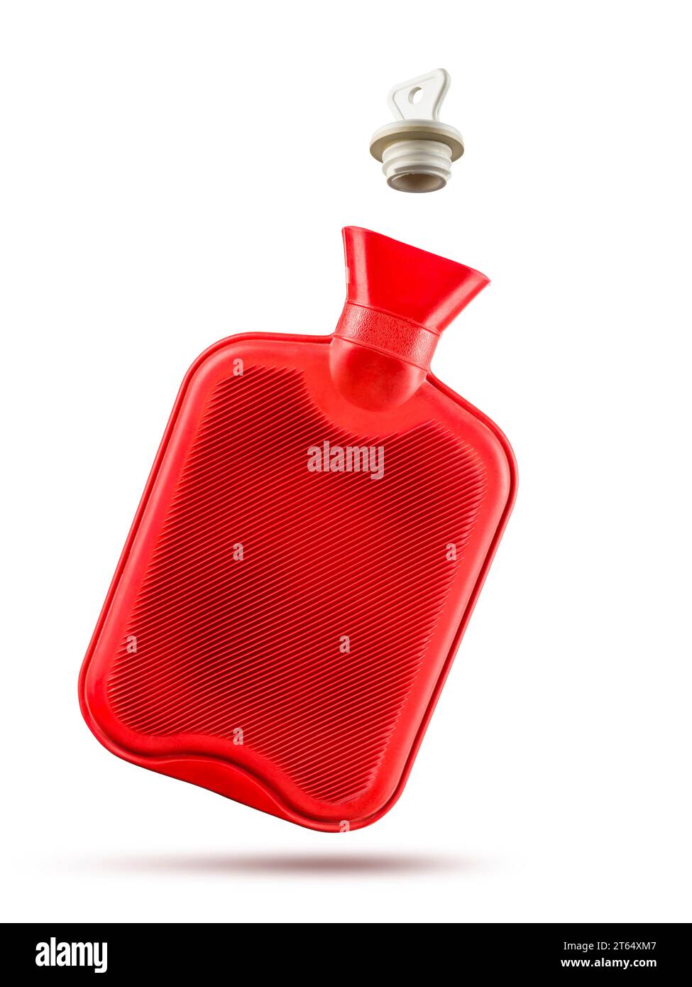 Bottiglia d'acqua calda rossa con tappo su sfondo bianco. Foto Stock