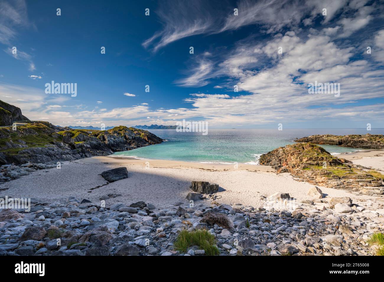 Spiaggia sabbiosa e costa rocciosa, vicino a Bleik, isola di Andoya, Vesteralen, Norvegia settentrionale, Norvegia Foto Stock