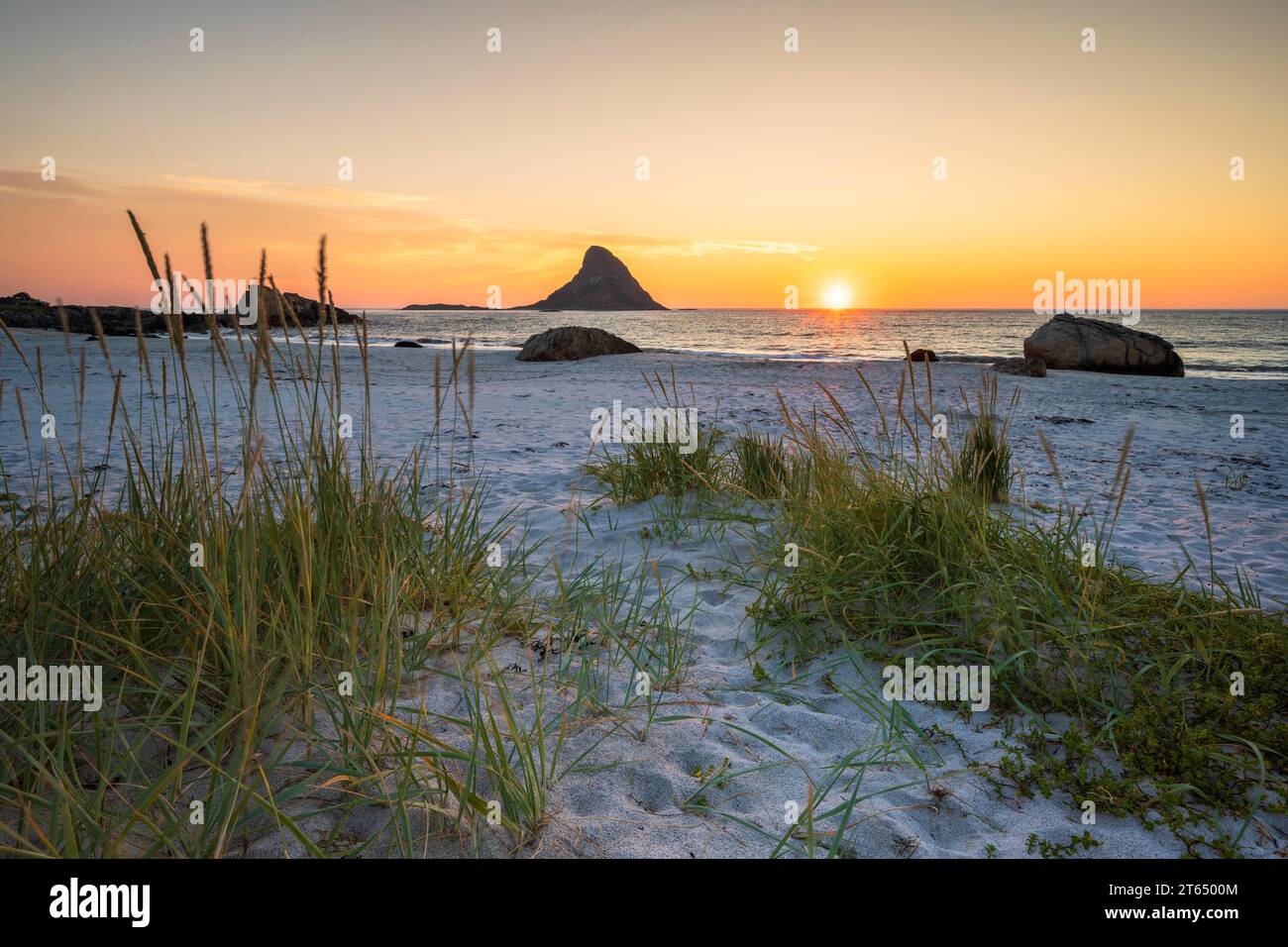 Spiaggia sabbiosa con isola nel mare vicino a Bleik, tramonto, isola di Andoya, Vesteralen, Norvegia settentrionale, Norvegia Foto Stock