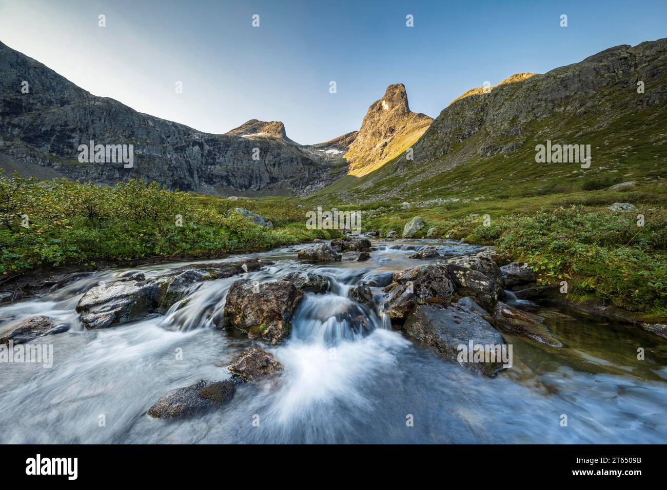 Fiume nella valle Venjesdalen, montagna Romsdalshornet, Andalsnes, more og Romsdal, Norvegia Foto Stock