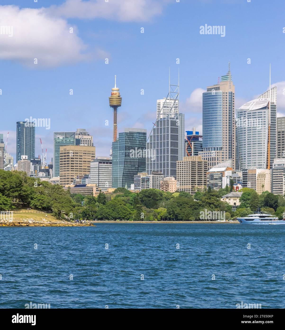 La Centrepoint Tower è una torre panoramica e si erge alta nell'area del CBD di Sydney, NSW, Australia Foto Stock