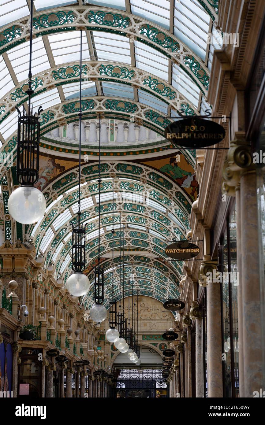 Vista interna, tetto in vetro, County Arcade, Victoria Quarter, Leeds, Inghilterra, Gran Bretagna Foto Stock