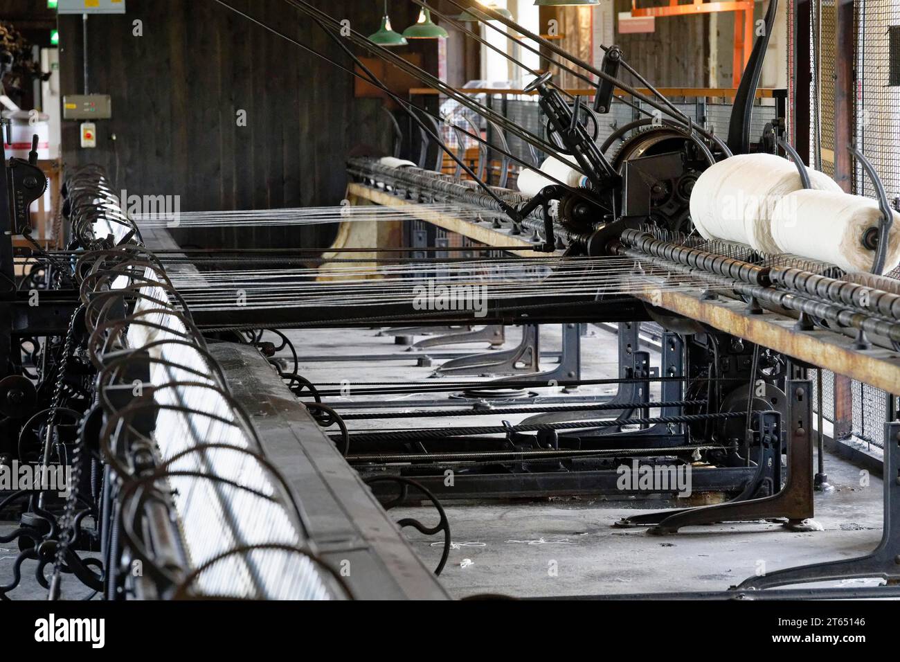 Vista interna, macchina tessile, Leeds Industrial Museum, Armley, Leeds, Inghilterra, Gran Bretagna Foto Stock