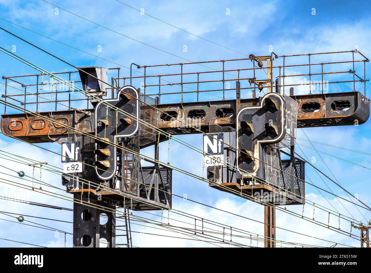 Segnali ferroviari vecchi, arrugginiti, operativi - Tours, Indre-et-Loire (37), Francia. Foto Stock