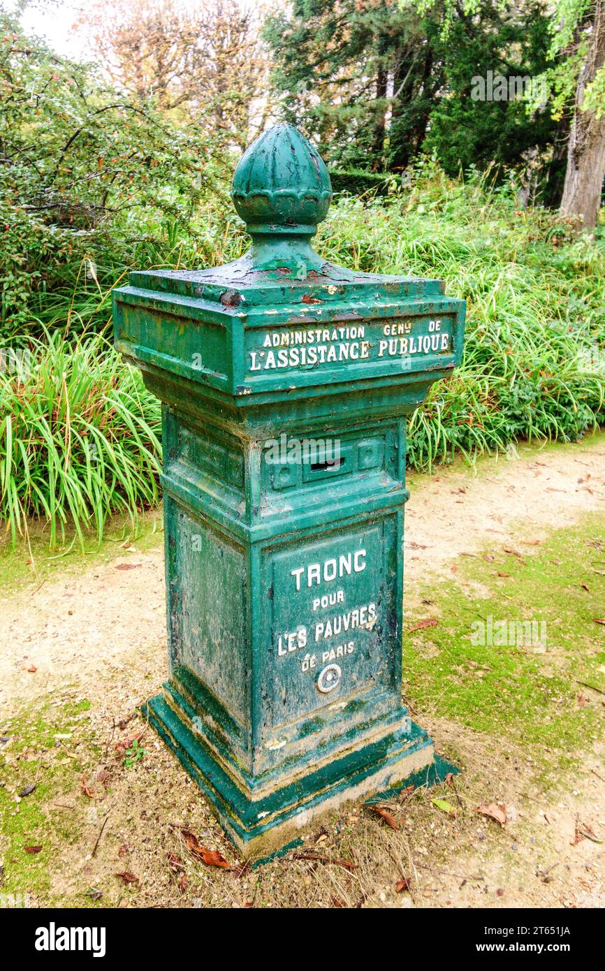 Il denaro si inchina per i contributi alla manutenzione delle tombe per i poveri nel cimitero di Père Lachaise, Parigi 20, Francia. Foto Stock