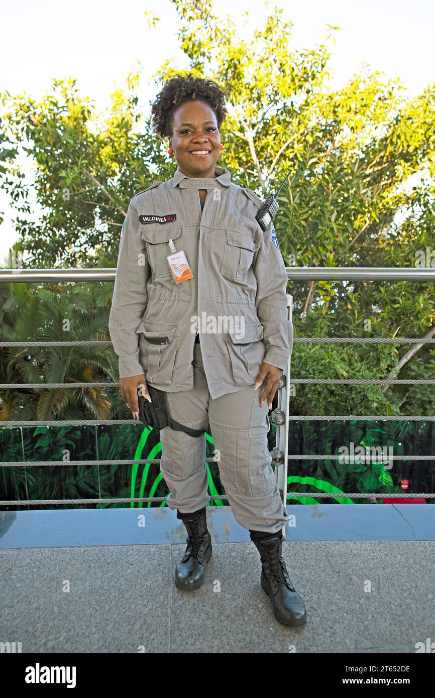 Donna brasiliana, 36 anni, posto di guardia sul Pan di zucchero, Rio de Janeiro, Stato di Rio de Janeiro, Brasile Foto Stock