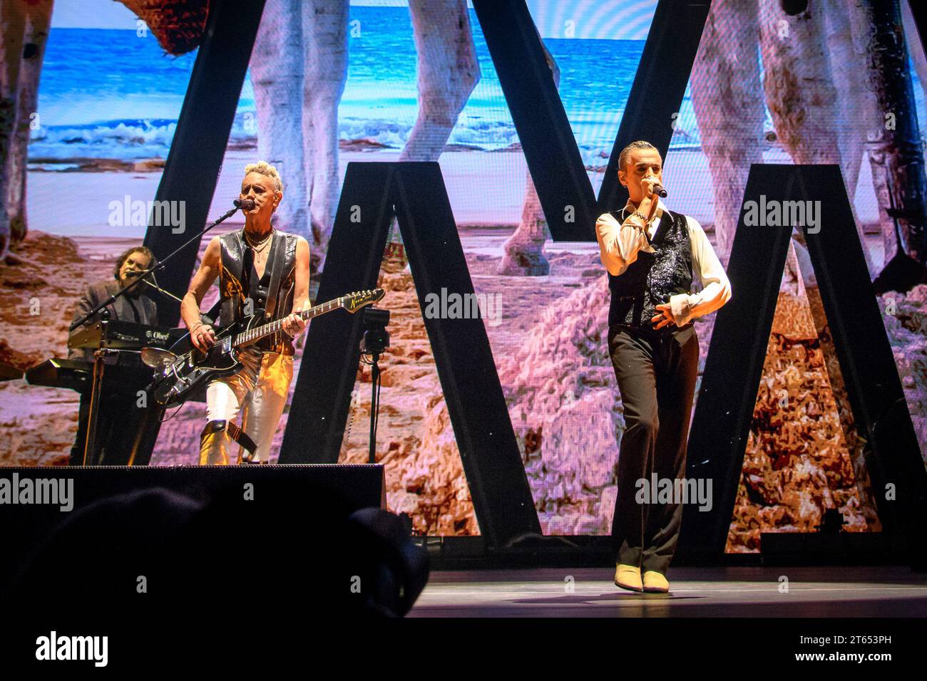 5 novembre 2023, Toronto, Ontario, Canada: La band di musica elettronica inglese, DEPECHE MODE, ha eseguito uno spettacolo tutto esaurito alla Scotiabank Arena di Toronto. Nella foto: DAVE GAHAN, MARTIN GORE (Credit Image: © Angel Marchini/ZUMA Press Wire) SOLO USO EDITORIALE! Non per USO commerciale! Foto Stock