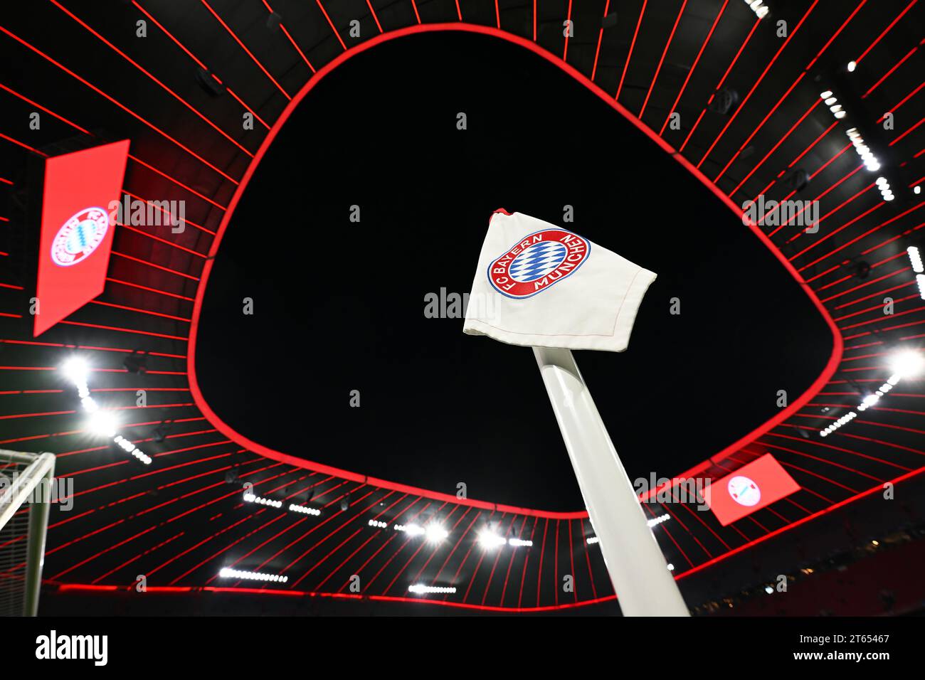 Monaco, Germania. 8 novembre 2023. Calcio: Champions League, Bayern Monaco - Galatasaray Istanbul, fase a gironi, gruppo A, giorno 4, Allianz Arena. Lo stemma del Bayern Monaco è visibile su una bandiera d'angolo. Crediti: Sven Hoppe/dpa/Alamy Live News Foto Stock