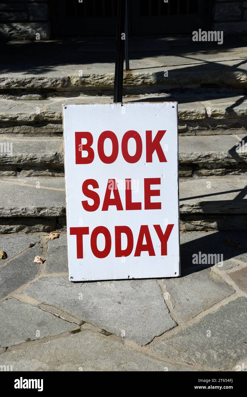 Un cartello davanti a una biblioteca pubblica pubblicizza la vendita di un libro a Blowing Rock, North Carolina. Foto Stock