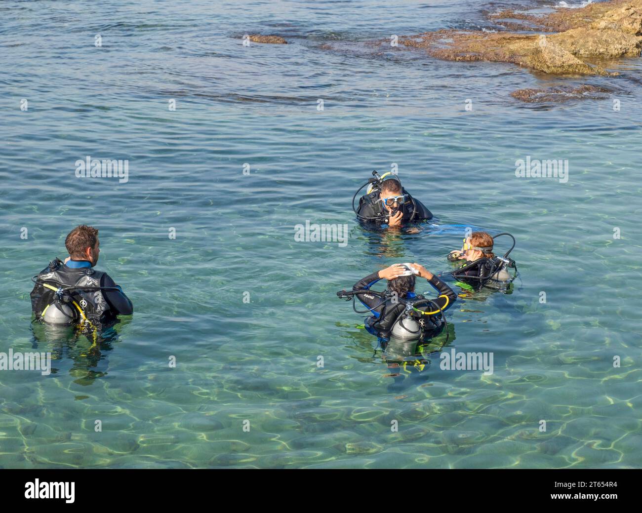 Istruttore di immersioni che dà lezioni a subacquei principianti, Paphos, Cipro Foto Stock