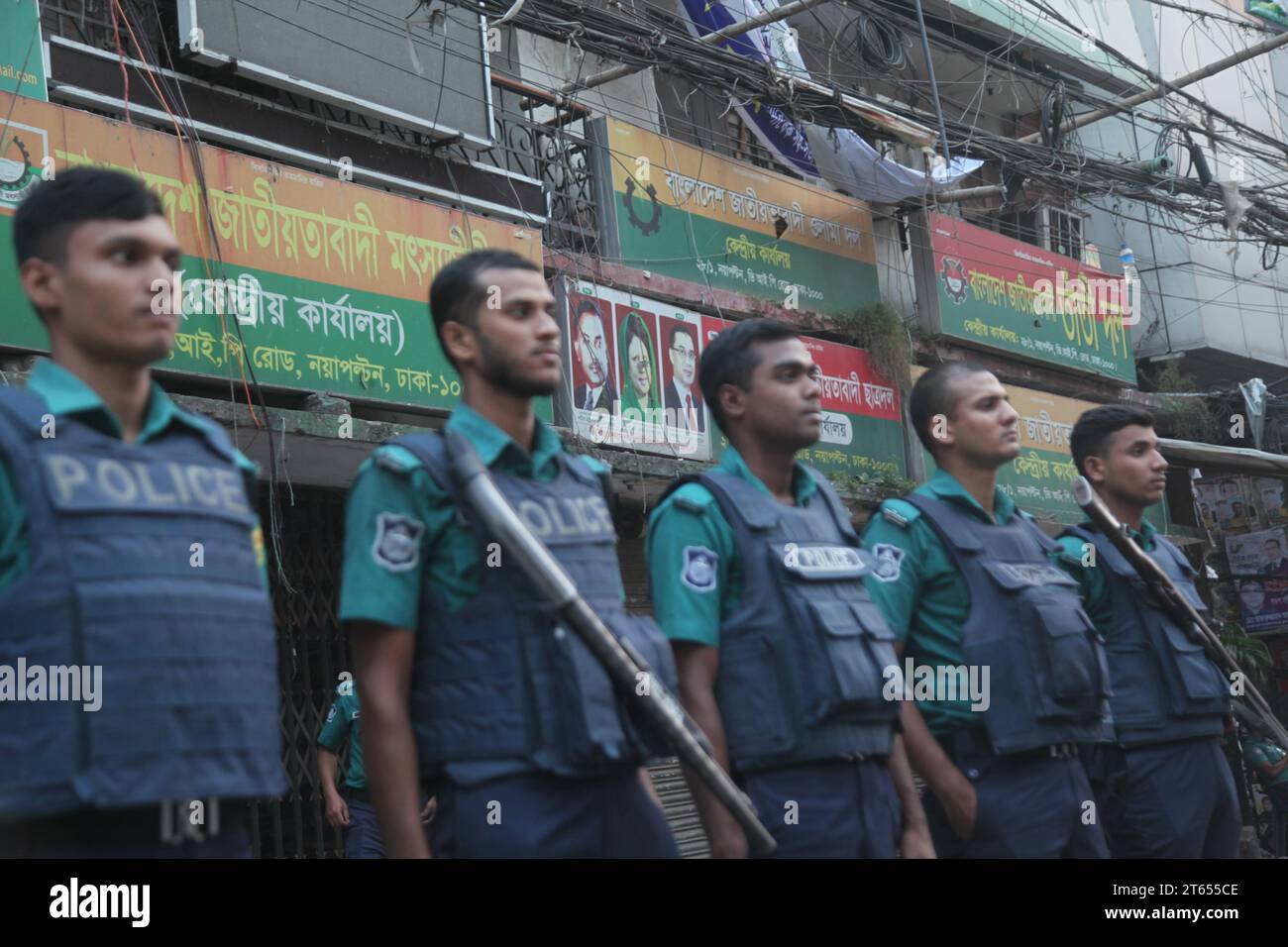 Dhaka Bangladesh novembre 5,2023.ulteriori poliziotti sono stati schierati di fronte all'ufficio centrale del Nayapaltan BNP per mantenere la situatio dell'ordine pubblico Foto Stock