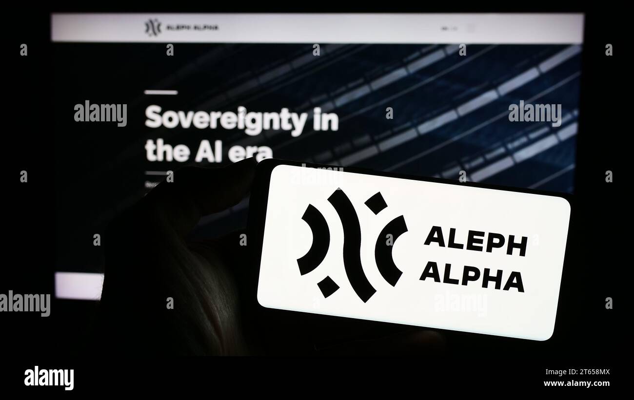 Persona che possiede un telefono cellulare con il logo della società tedesca di intelligenza artificiale Aleph Alpha GmbH davanti alla pagina Web. Concentrarsi sul display del telefono. Foto Stock