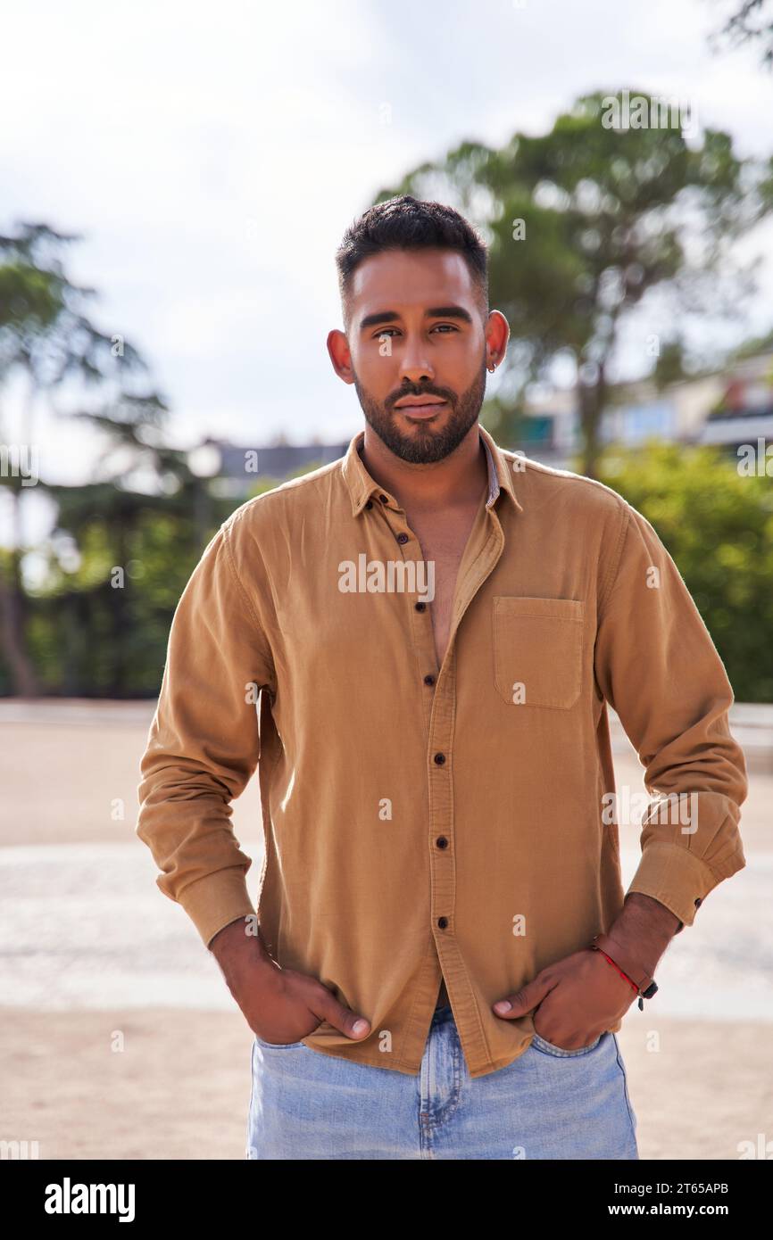 ritratto verticale di un uomo latino con la barba sorridente. Foto Stock