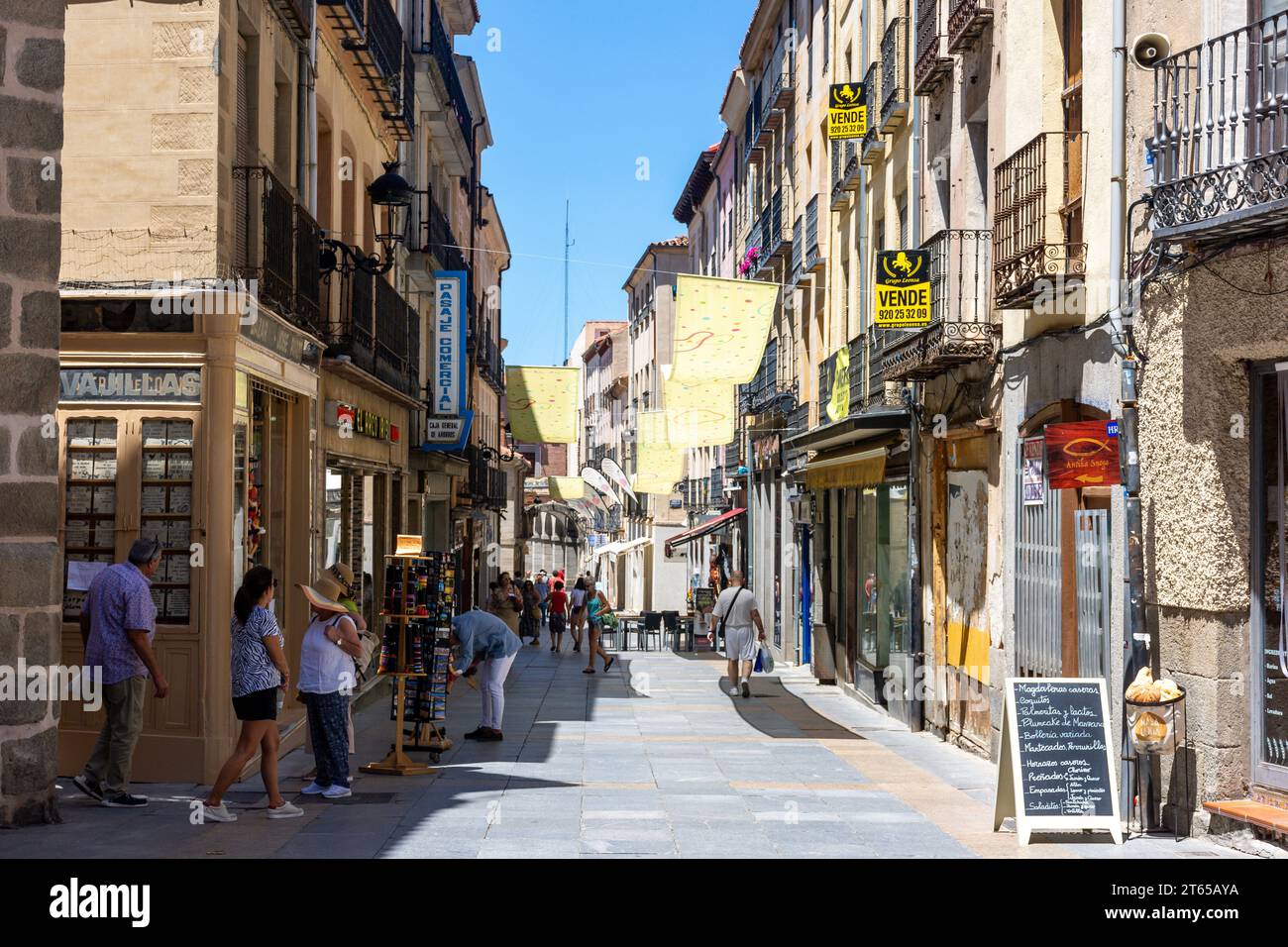Via dello shopping, Calle Reyes Católicos, Ávila, Castiglia e León, Regno di Spagna Foto Stock