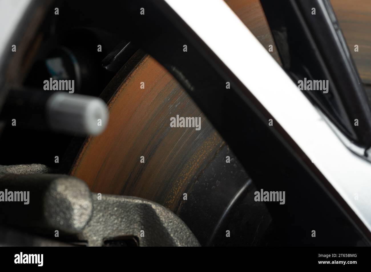 Primo piano del disco di rottura arrugginito sulla nuova ruota Foto Stock