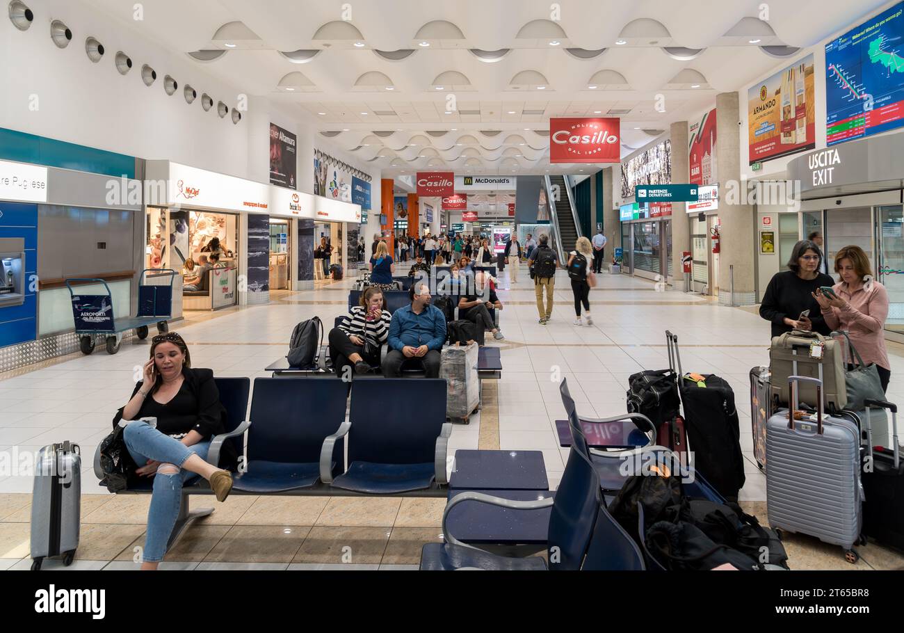 Bari, Puglia, Italia - 2 ottobre 2023: Passeggeri in attesa del volo all'interno dell'aeroporto internazionale Karol Wojtyla di Bari. Foto Stock