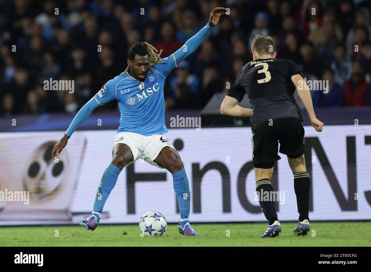 Napoli, Italia. 8 novembre 2023. Il centrocampista camerunese Andre Zambo Anguissa sfida per il pallone con il difensore tedesco di Berlino Paul Jaeckel durante la partita di Champions League tra SSC Napoli e Union Berlin allo stadio Diego Armando Maradona di Napoli, Italia meridionale, l'8 novembre 2023. Credito: Agenzia fotografica indipendente/Alamy Live News Foto Stock