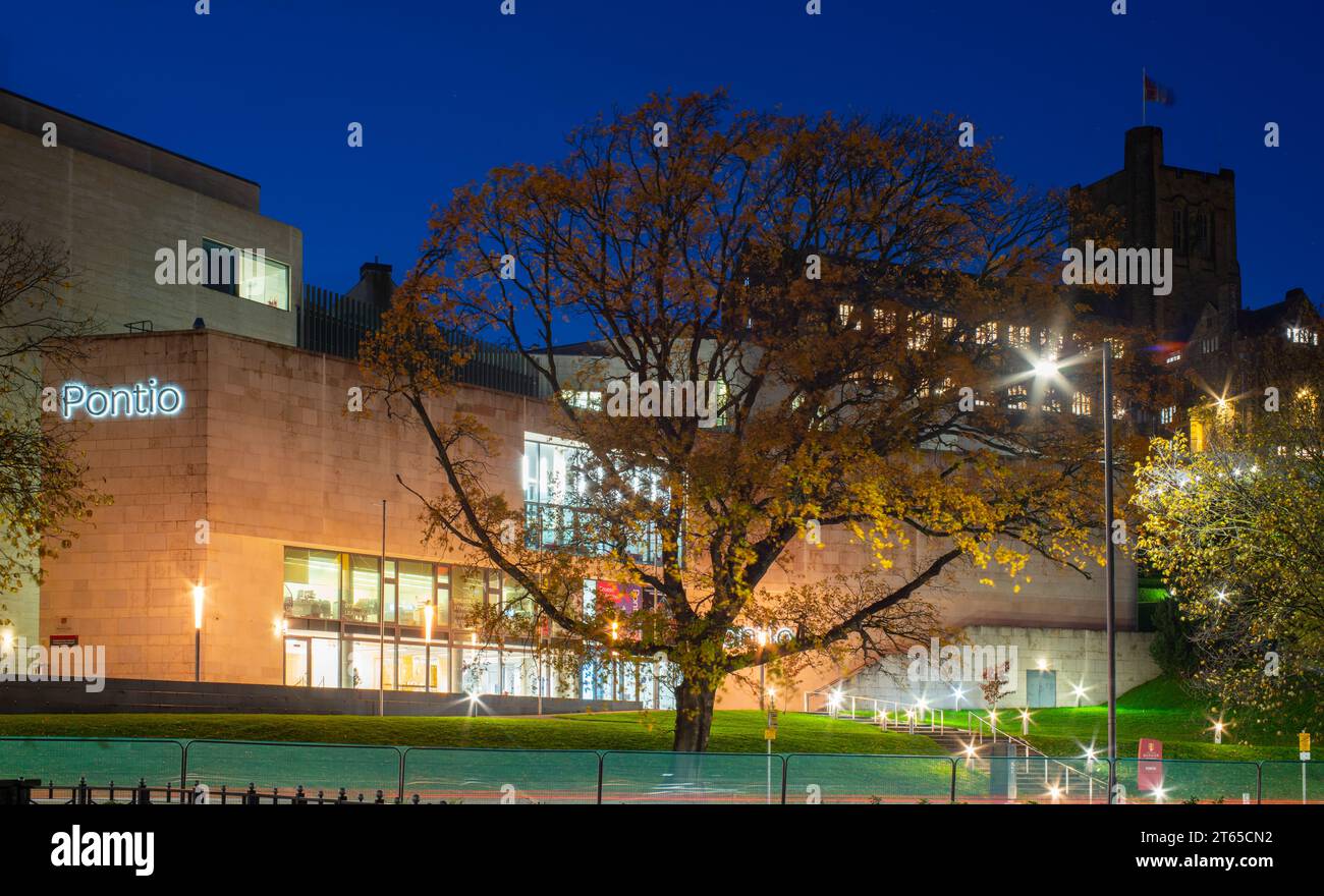 Pontio Arts and Innovation Centre, Deiniol Road, Bangor, Galles del Nord. Fa parte dell'Università di Bangor. Nella foto di novembre 2023. Foto Stock