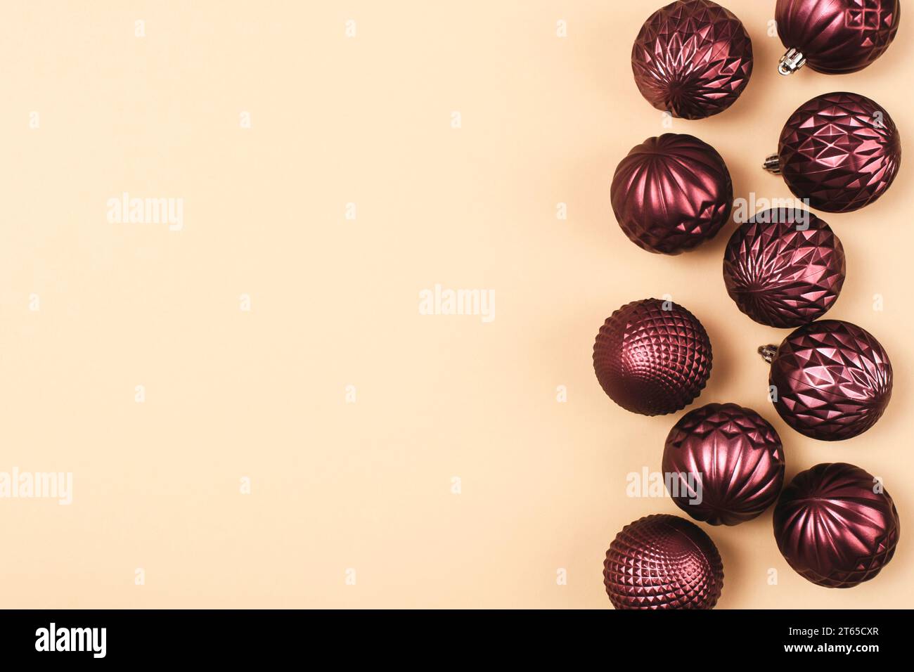 Palline bauble glitter viola natalizie su sfondo neutro con spazio per la copia. Vista dall'alto, base piatta. Foto Stock