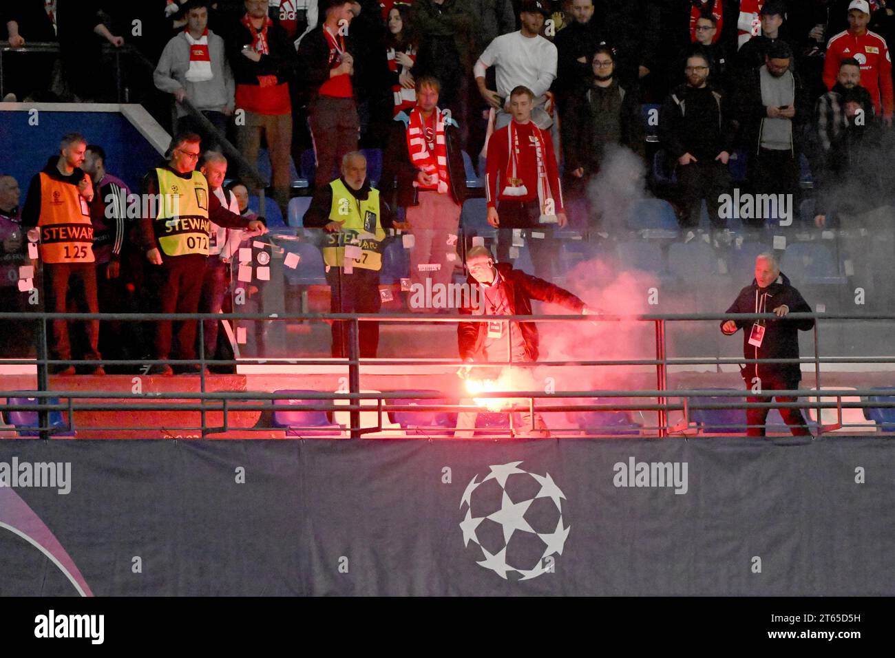 Neapel, Italia. 8 novembre 2023. Calcio: UEFA Champions League, SSC Napoli - 1. FC Union Berlin, fase a gironi, gruppo C, Matchday 4, Stadio Diego Armando Maradona. Uno steward rimuove un bagliore dal blocco dei visitatori dopo che è stato gettato lì dai tifosi del Napoli. Crediti: Matthias Koch/dpa/Alamy Live News Foto Stock