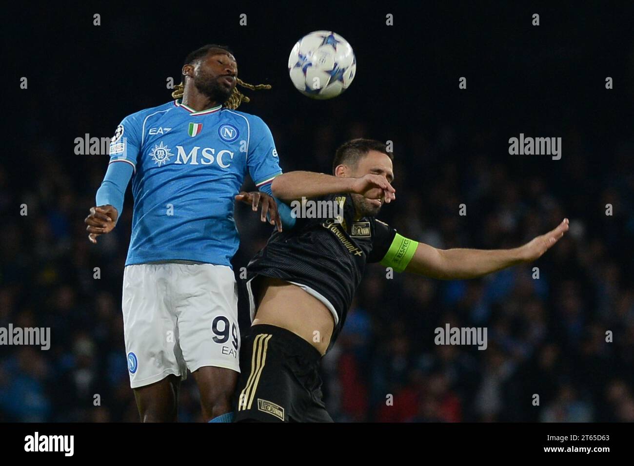 Napoli, Italia. 8 novembre 2023. Zambo Anguissa del Napoli SSC compete per il ballo con Paul Jaeckel del FC Union Berlino durante la UEFA Champions League tra SSC Napoli e FC Union Berlin allo stadio Diego Armando Maradona credito: Agenzia fotografica indipendente/Alamy Live News Foto Stock