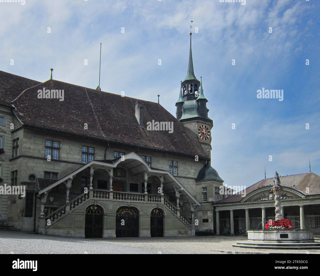 Friburgo, la plaza del ayuntamiento y una hermosa fuente que representa a San Jorge matando al Dragón. Suiza Foto Stock
