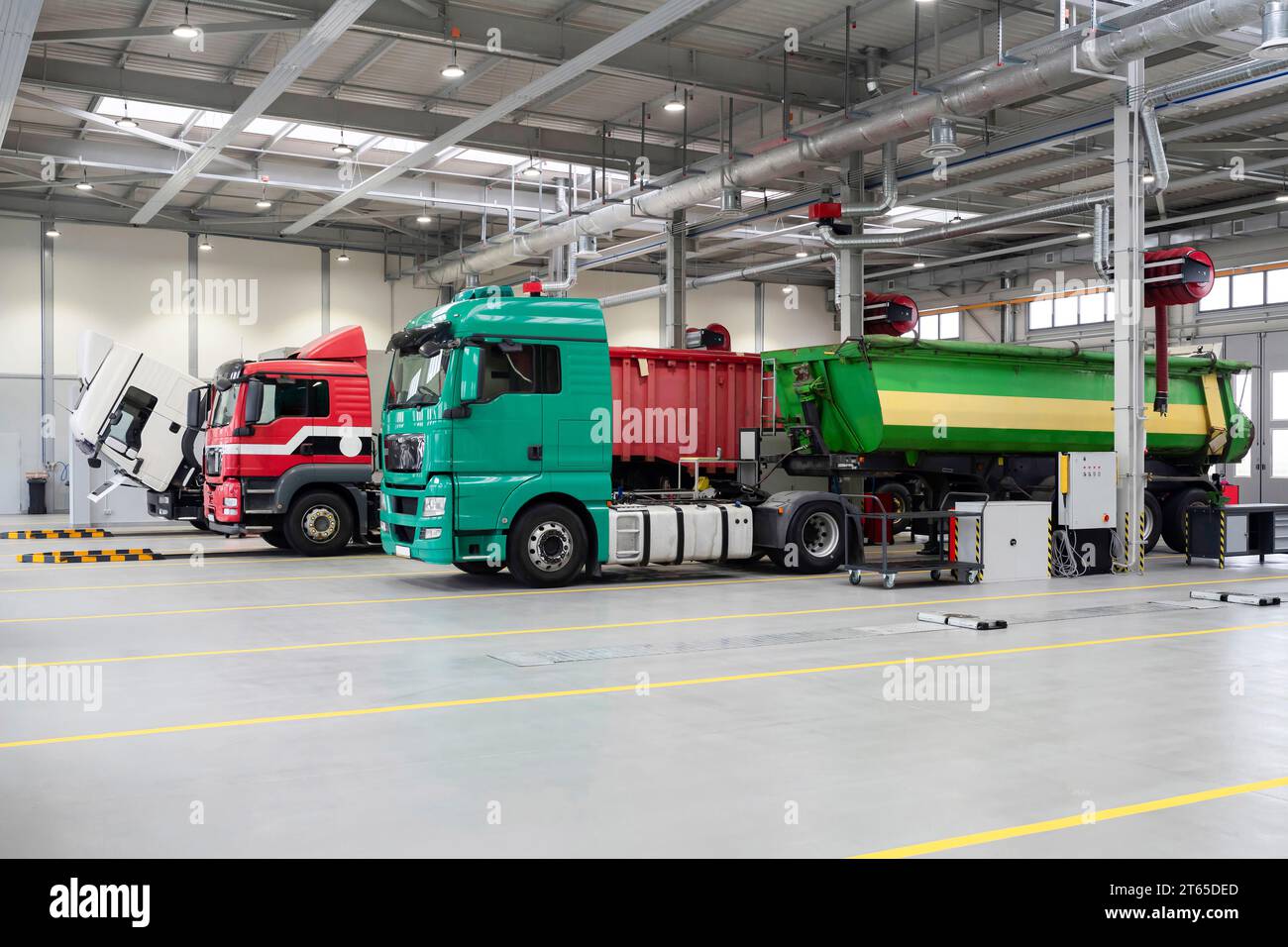 Manutenzione e riparazione dei carrelli in un'officina di grandi dimensioni. Assistenza auto e manutenzione camion. riparazione, diagnostica Foto Stock