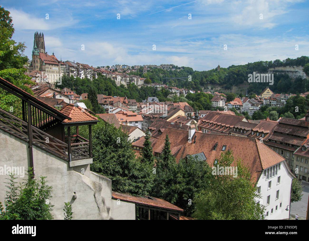 Friburgo con su casco antiguo medievale. EN primer plano el funicolare. Suiza Foto Stock