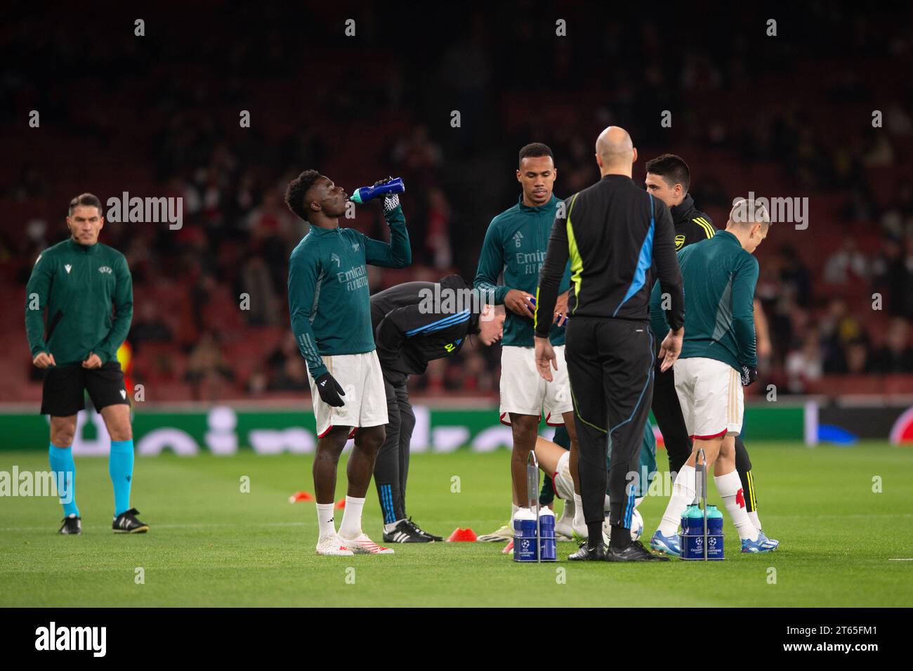 Emirates Stadium, Londra, Regno Unito. 8 novembre 2023. Champions League Football, fase a gironi, Arsenal contro Siviglia; Bukayo Saka dell'Arsenal e i suoi compagni di squadra durante il Warm Up Credit: Action Plus Sports/Alamy Live News Foto Stock