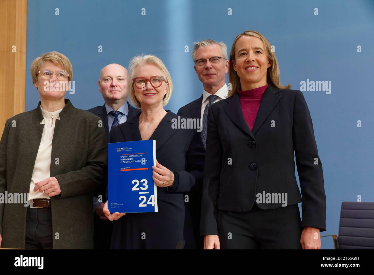 Wirtschaftsweise präsentieren Jahresgutachten 2023-11-08 - Deutschland, Berlino - Bundespressekonferenz: Vorstellung des Jahresgutachtens 2023/24 des Sachverständigenrat zur Begutachtung der gesamtwirtschaftlichen Entwicklung. IM Bild contro il Prof. Dr. Veronika Grimm, Lehrstuhl für Volkswirtschaftslehre Friedrich-Alexander-Nürnberg Erlangen-Universität, Prof. Dr. Achim Truger, Professor für Sozioökonomie an der Universität Duisburg-Essen, Prof. Dr. Monika Schnitzer, Vorsitzende und Professorin für Komparative Wirtschaftsforschung an der Ludwig-Maximilians-Universität München Martin, Prof Foto Stock