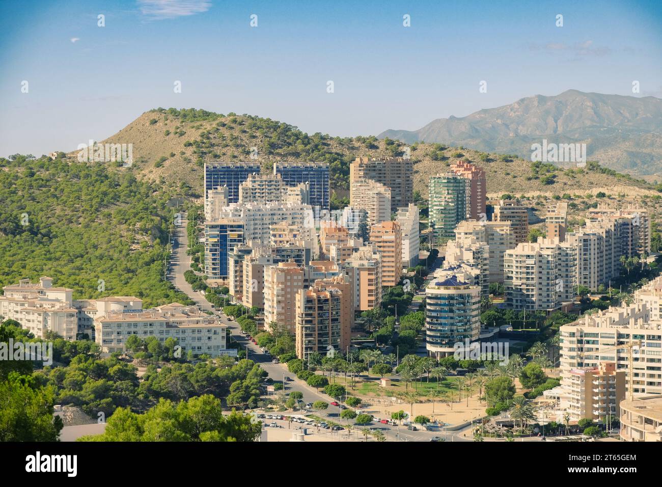 Vista su la Cala Villajoyosa con moderni palazzi di appartamenti grattacieli nelle giornate di sole. La Vila Joiosa è una città costiera della provincia di Alicante, in Valenciano Foto Stock