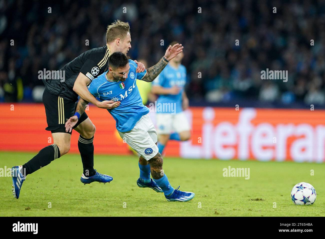 Napoli, Italia. 8 novembre 2023. Matteo Politano di SSC Napoli e Paul Jaeckel di 1. L'FC Union Berlin gareggia per il pallone durante la partita del gruppo C di Champions League tra il Napoli e l'1. FC Union Berlin allo Stadio Diego Armando Maradona l'8 novembre 2023 a Napoli, Italia Credit: Giuseppe Maffia/Alamy Live News Foto Stock