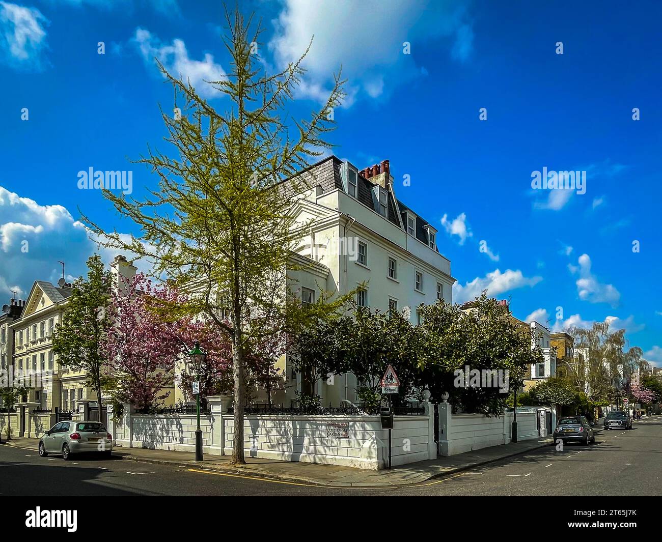 Inghilterra, Regno Unito, 17 aprile 2023, vista di una casa all'angolo tra Victoria Road e Cottesmore Gardens Foto Stock