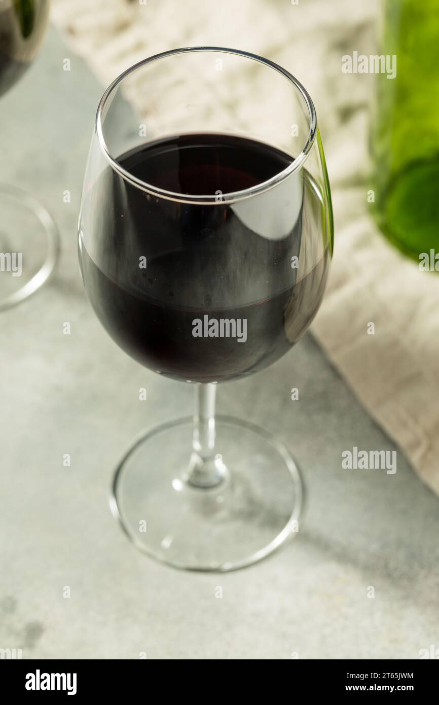 Vino rosso di Pinot Nero in un bicchiere Foto Stock