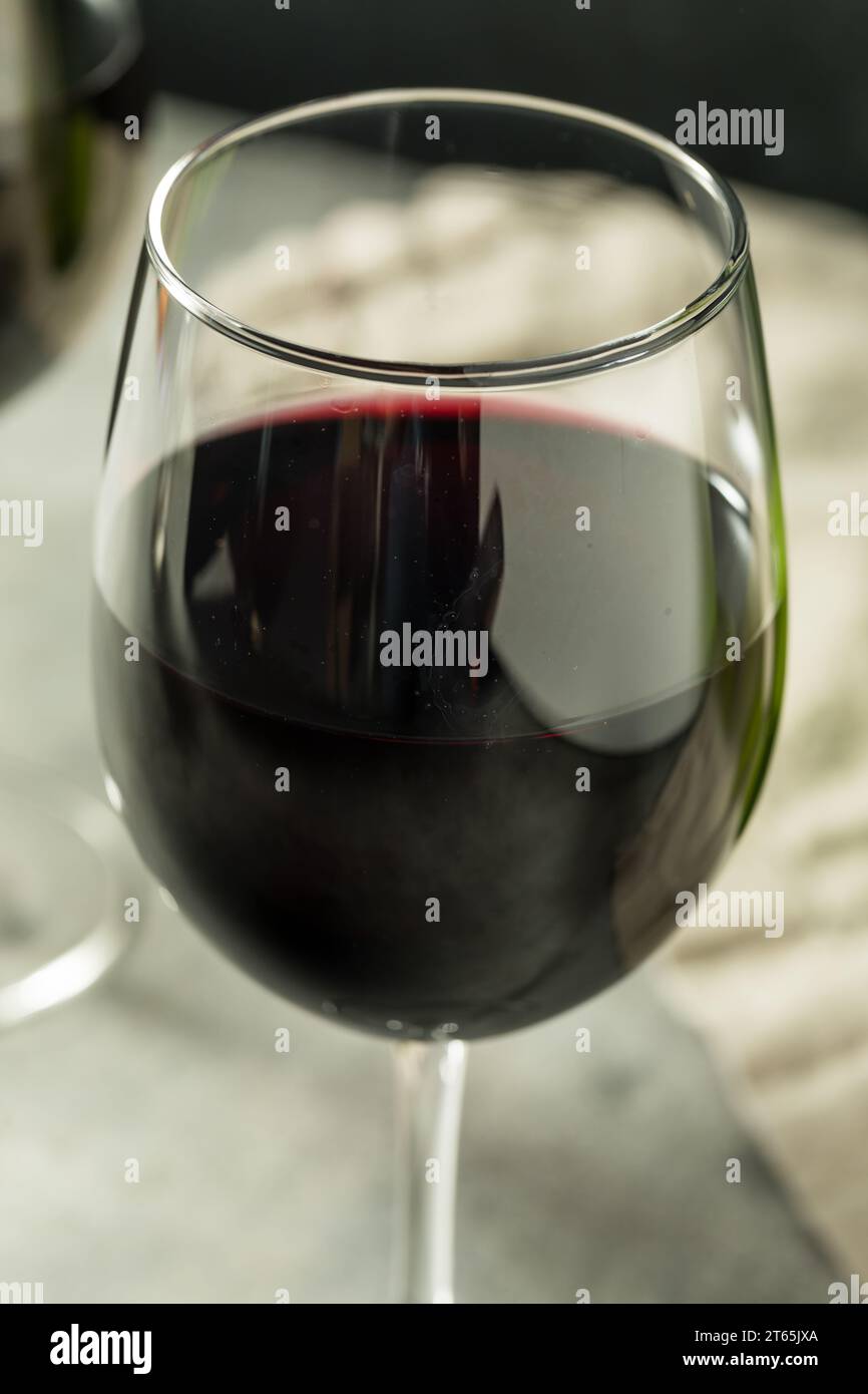 Vino rosso di Pinot Nero in un bicchiere Foto Stock