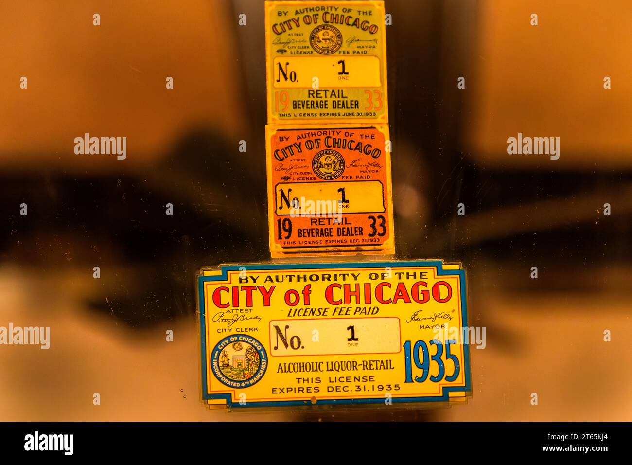 Tre licenze alcoliche incorniciate della Città di Chicago con il numero 1 sono appese al ristorante The Berghoff nel Chicago Loop, Illinois, Stati Uniti. Le due licenze superiori, rilasciate come permesso di "Rivendita di bevande", risalgono al 1933 e sono scadute rispettivamente il 30 giugno e il 31 dicembre di quell'anno. La licenza inferiore, un permesso di "Alcolici-Rivendita", risale al 1935. Dopo la fine del Proibizionismo, il ristorante, fondato nel 1898 da Herman Joseph Berghoff, è diventato il primo a Chicago a ricevere la Licenza Alcolica n° 1 nel 1933, una designazione che la città ha rinnovato ogni anno da allora. Foto Stock