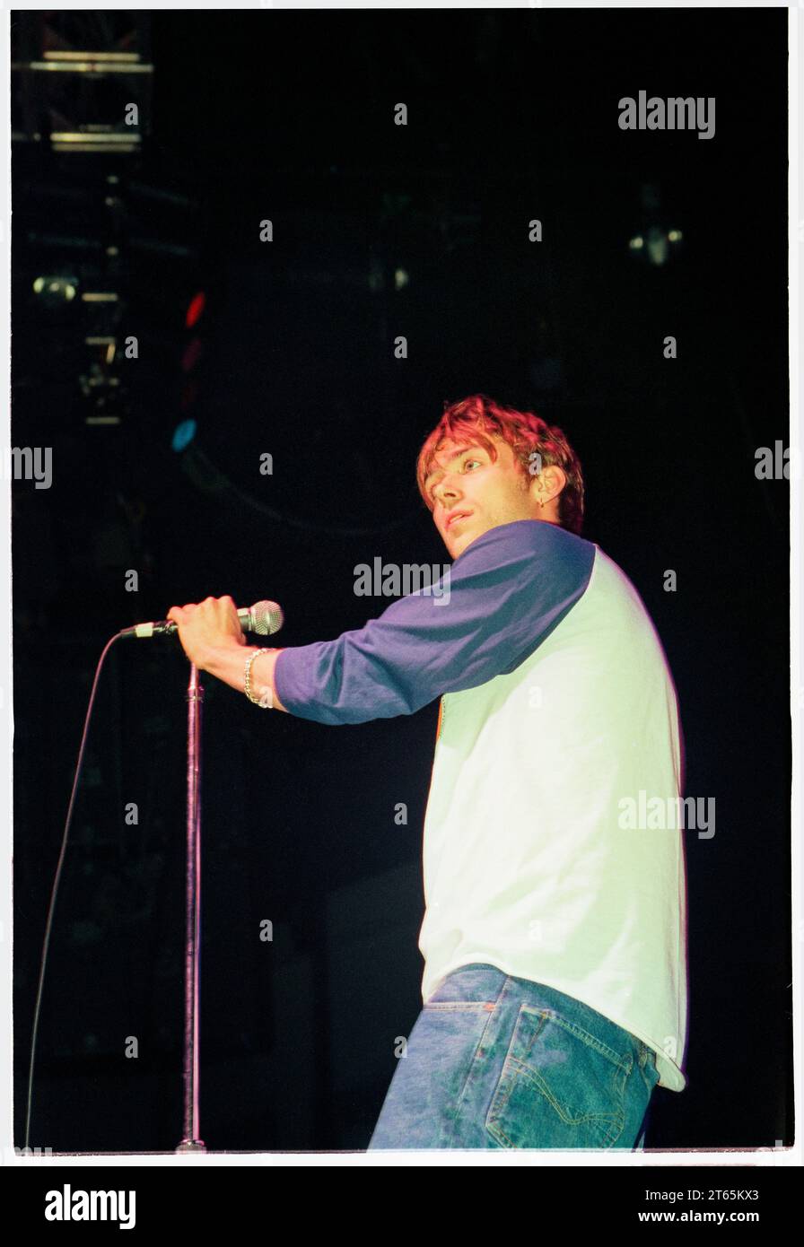 DAMON ALBARN, BLUR, 1995: Damon Alban il cantante dei Blur al culmine della mania Britpop subito dopo che Country House ha battuto Roll With IT in cima alle classifiche del Great Escape Tour alla Cardiff International Arena di Cardiff, Galles, Regno Unito, il 5 dicembre 1995. Foto: Rob Watkins Foto Stock