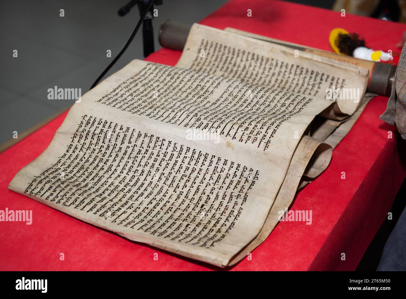 Una sezione di un rotolo del Megillat Ester o del Libro di Ester che viene letto dagli ebrei durante la festa di Purim. Foto Stock