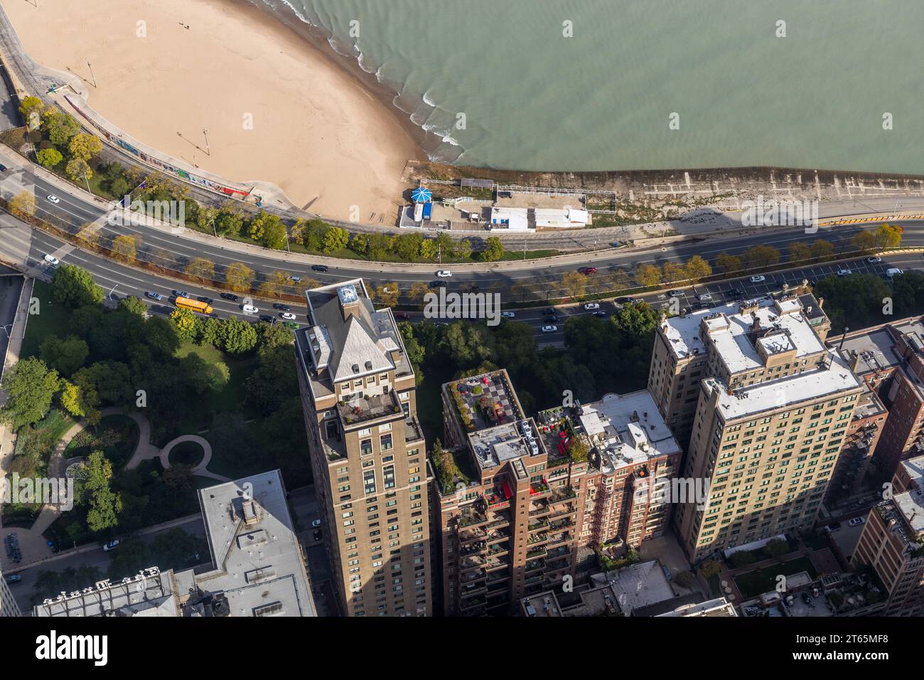 875 North Michigan Avenue è l'indirizzo del John Hancock Center. Dalla piattaforma panoramica al 94° piano, avrete una buona panoramica degli edifici di Chicago. Chicago, Stati Uniti Foto Stock