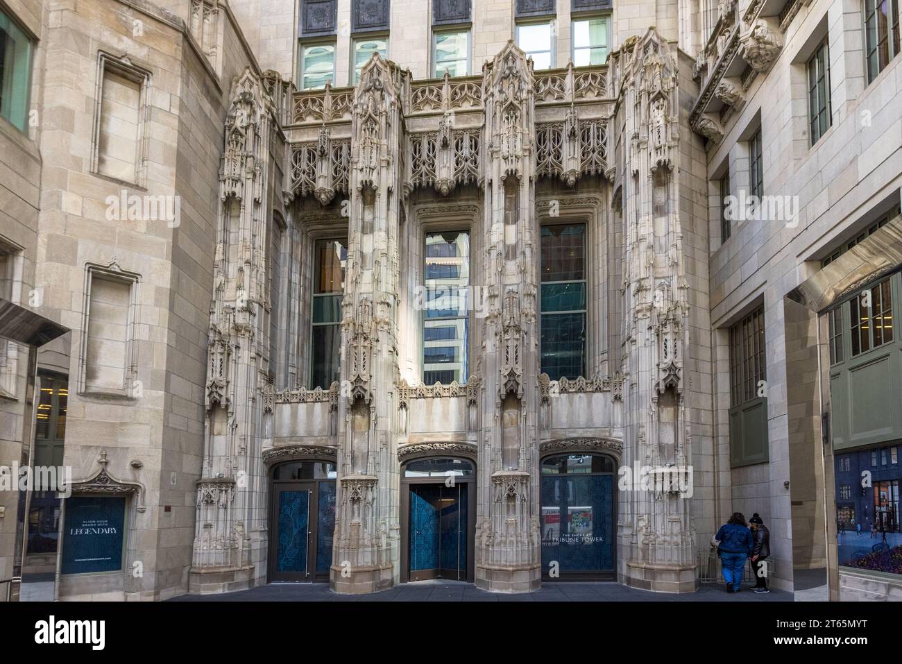 Pietre di vari altri edifici famosi sono incastonate nella facciata della Tribune Tower. Il quotidiano Chicago Tribune è pubblicato qui. Chicago, Stati Uniti Foto Stock