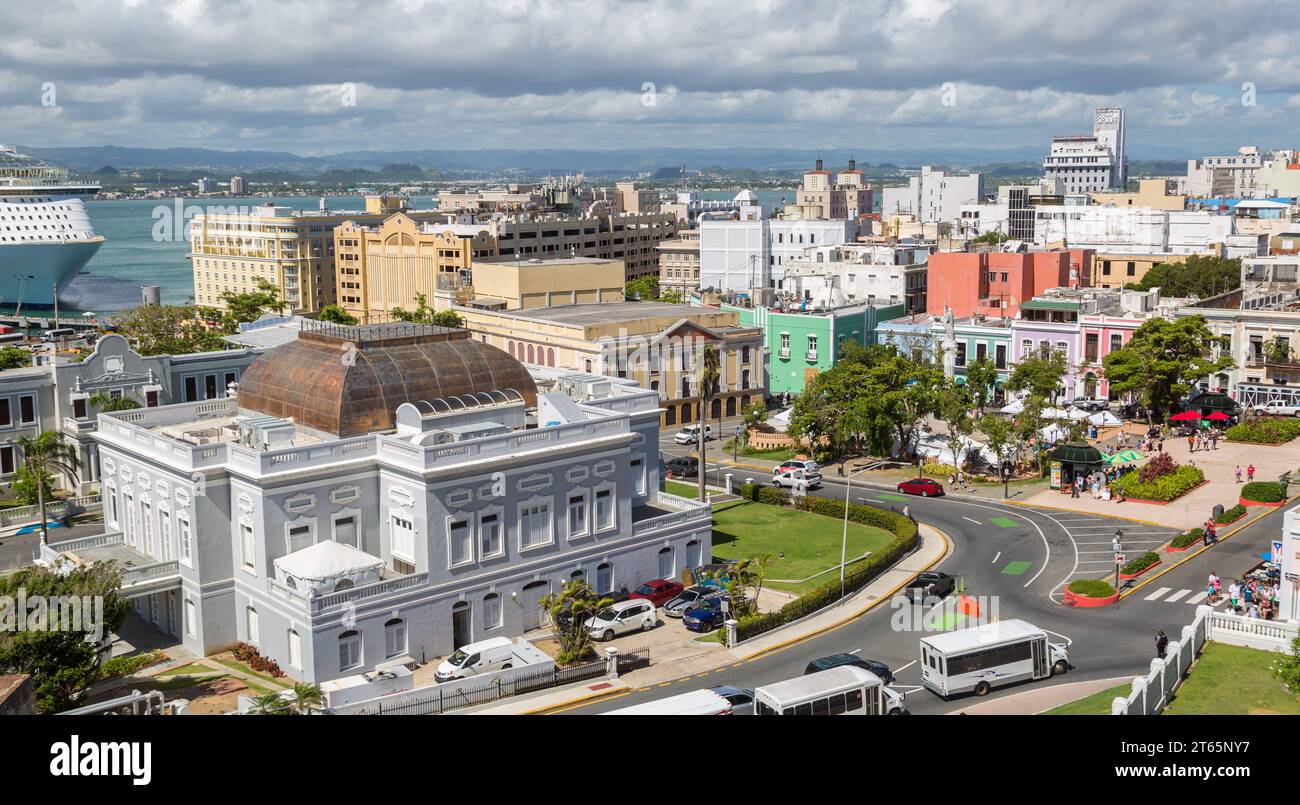 Skyline della città vecchia di San Juan, Porto Rico, con l'Antiguo Casino de Puerto Rico Foto Stock