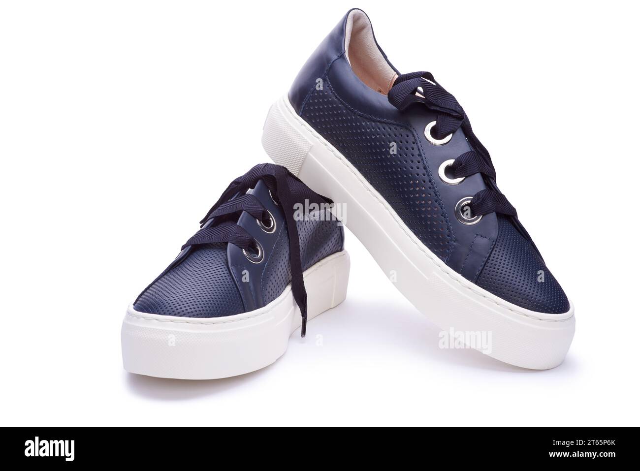 Una vista ravvicinata delle moderne sneaker femminili in pelle blu navy isolate sullo sfondo bianco. Design con perforazione, lacci delle scarpe spessi e occhiello in metallo Foto Stock