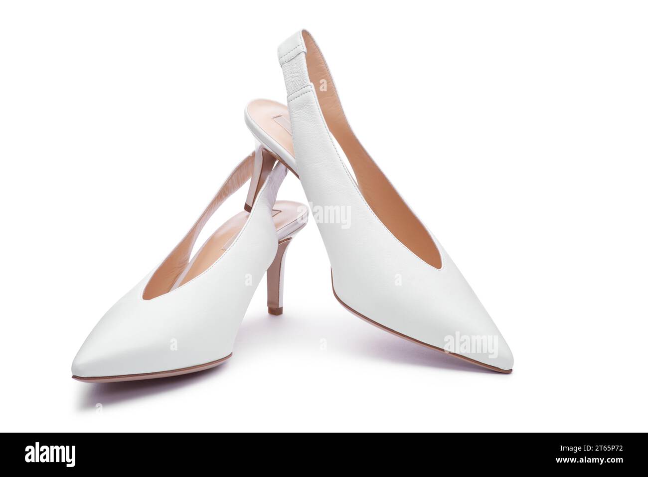 Un paio di scarpe bianche da donna con tacco alto aperto sul retro, isolate sullo sfondo bianco. Vista ravvicinata. Scarpe e scarpe eleganti e femminili Foto Stock