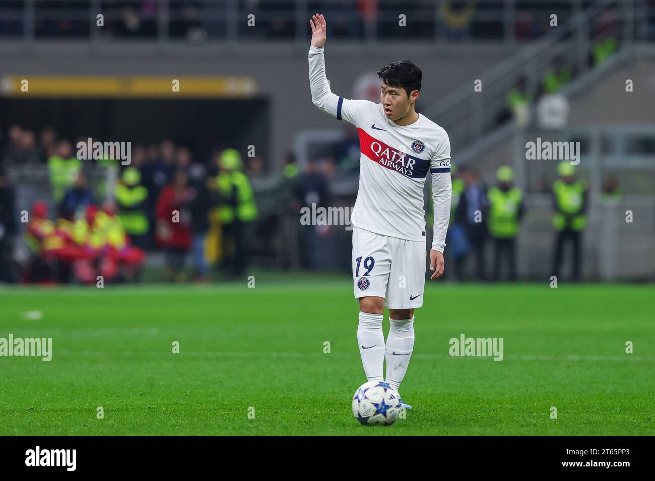 Kang-in Lee del Paris Saint-Germain FC visto in azione durante la fase a gironi della UEFA Champions League 2023/24 - partita di calcio del gruppo F tra l'AC Milan e il Paris Saint-Germain FC allo stadio San Siro. Punteggio finale; AC Milan 2 : 1 Paris Saint-Germain. (Foto di Fabrizio Carabelli / SOPA Images/Sipa USA) Foto Stock